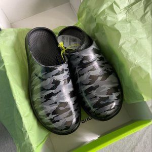 NWT Oofos Clog Black Camo Size